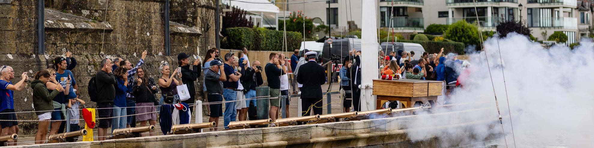 Spectators and cannons outside the Royal Yacht Squadron © Arthur Daniel/RORC