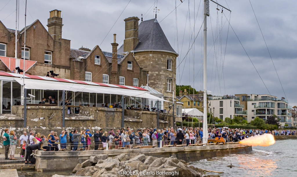 Crowds lined the shoreline for the start © Rolex/Carlo Borlenghi
