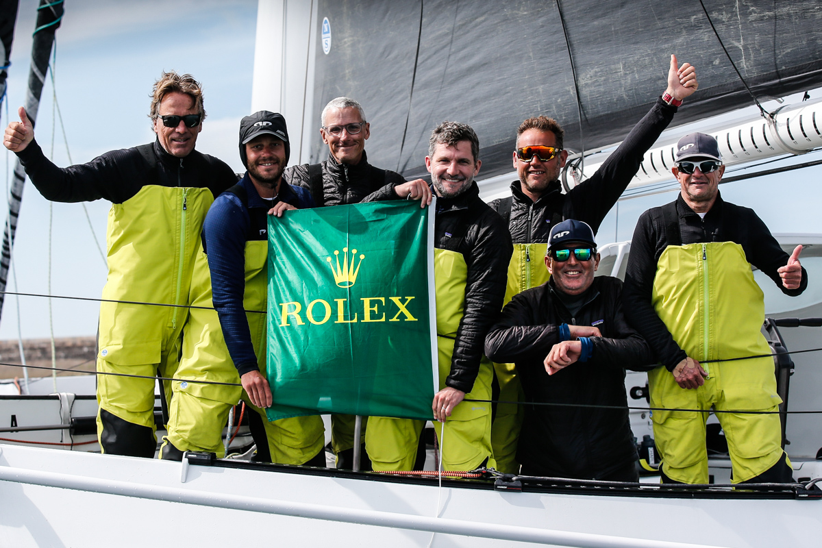 Team Argo feiert im Ziel: Jason Carroll (Mitte rechts) + Charlie Ogletree, Thierry Fouchier, Charles Corning, Weston Barlow, Alister Richardson und Brian Thompson © Paul Wyeth/pwpictures.com