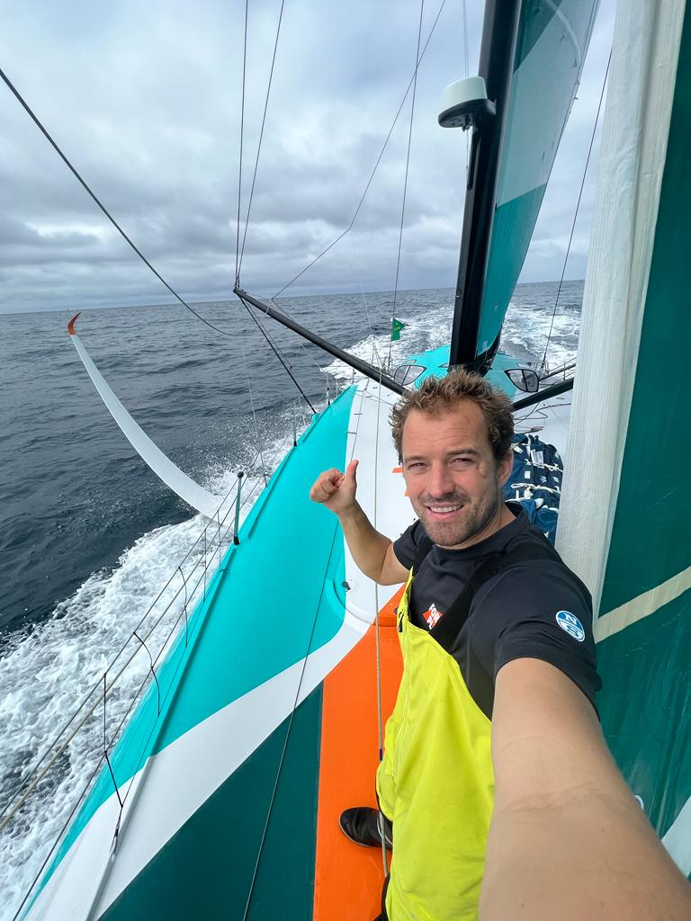 Sam Goodchild findet Zeit für ein Selfie an Bord seiner IMOCA For the Planet