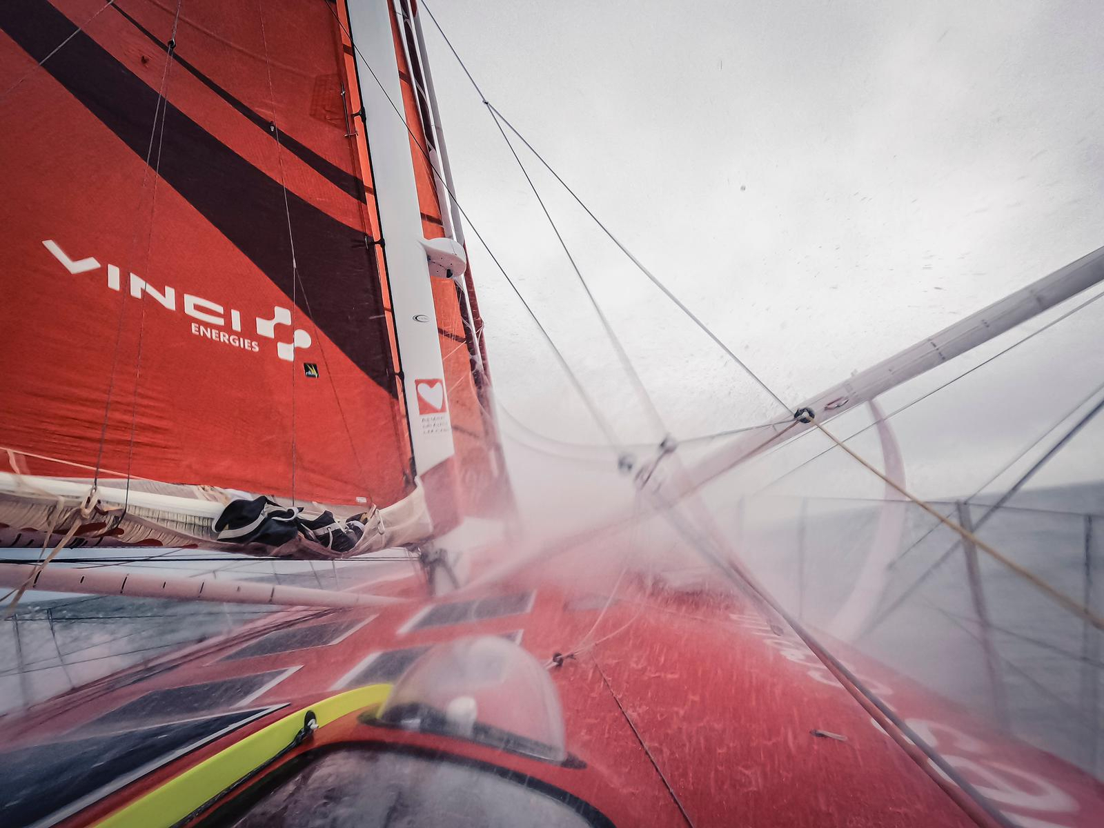 Nasse und wilde Bedingungen an Bord der IMOCA Initiatives Coeur von Sam Davies