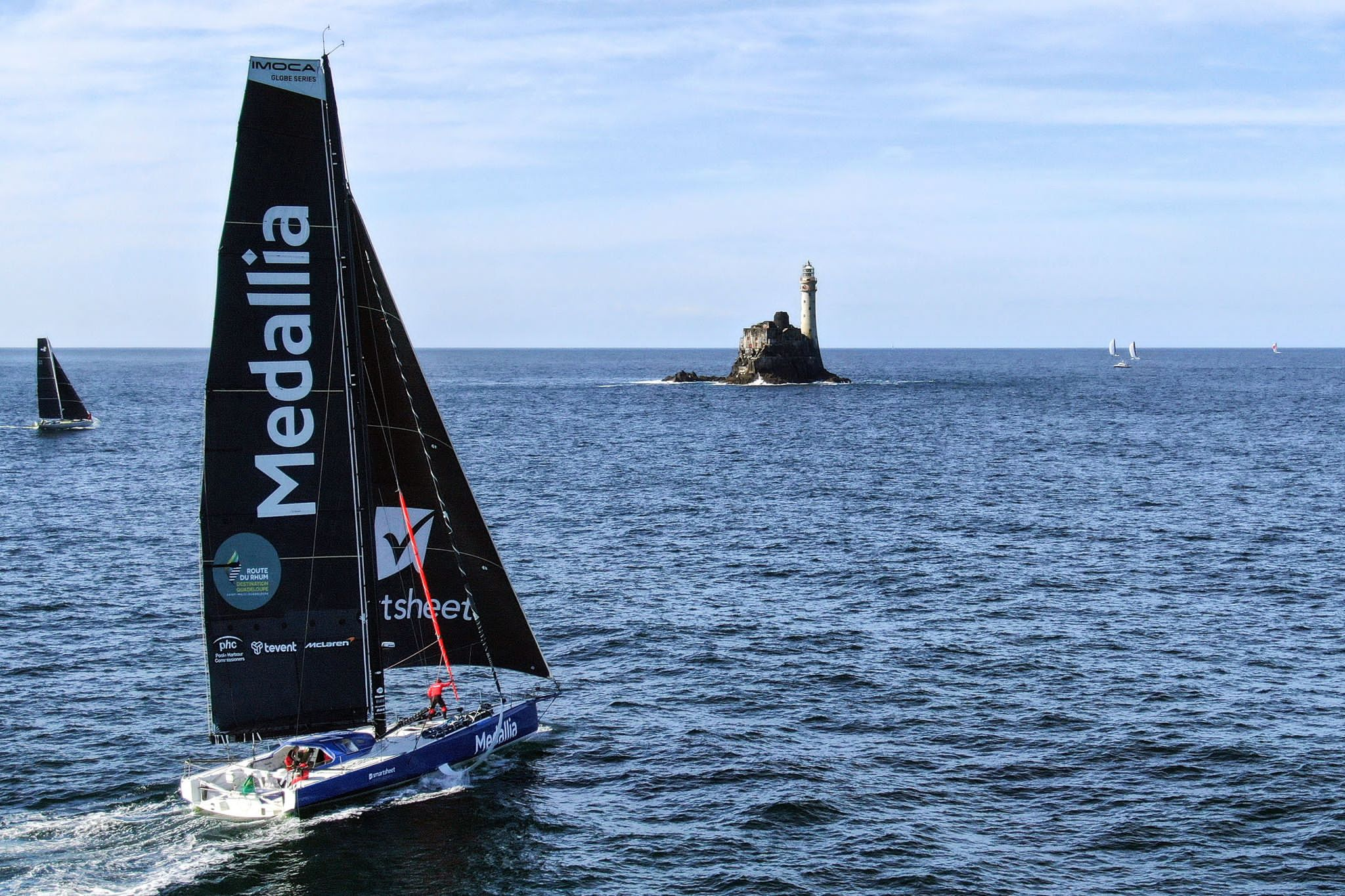 Medallia nähert sich dem Fastnet Rock bei milden Bedingungen © Medallia/James Tomlinson