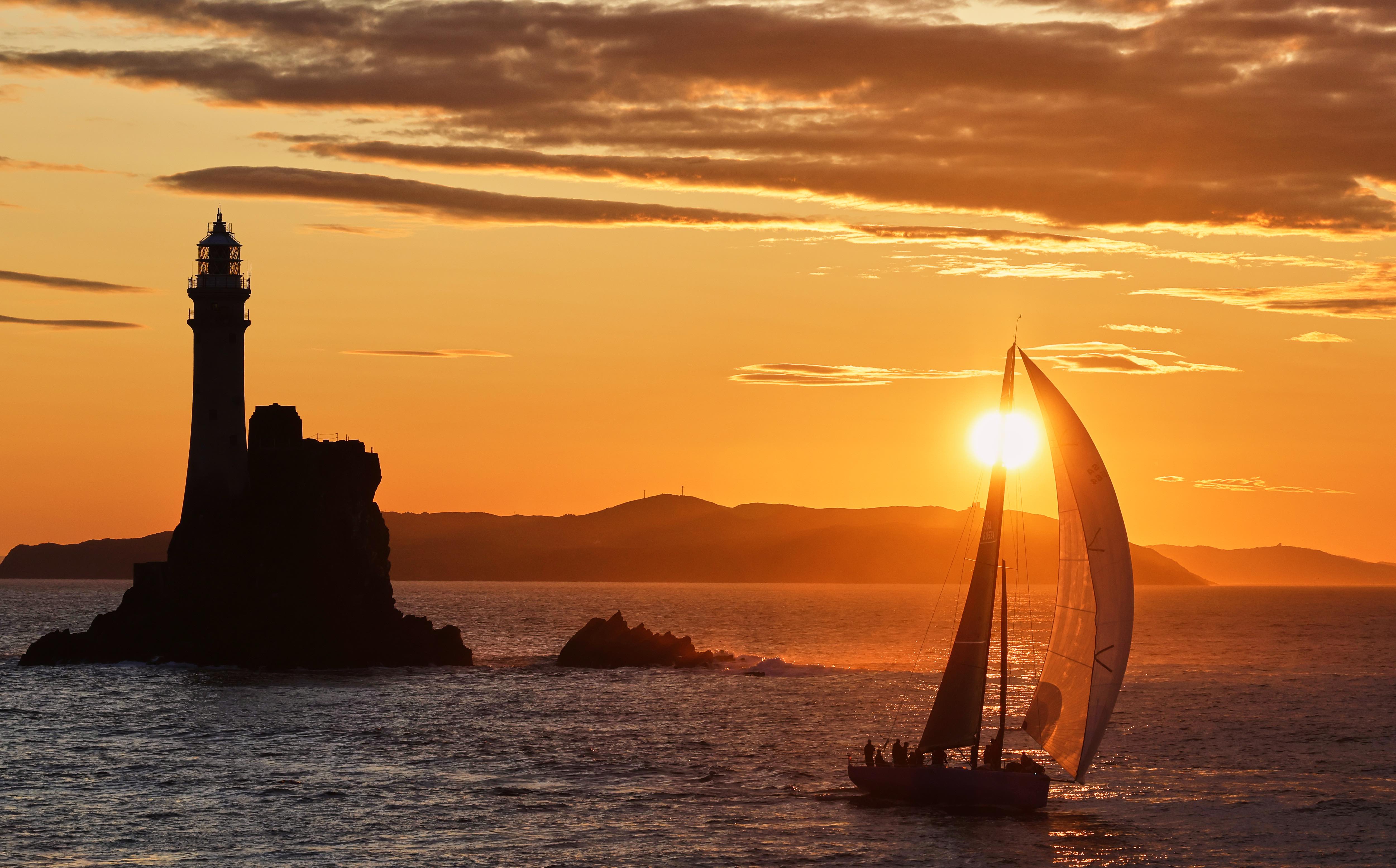 Chris Sheehans PAC 52 Warrior Won umrundet heute Morgen im Morgengrauen den Fastnet Rock © ROLEX/Carlo Borlenghi