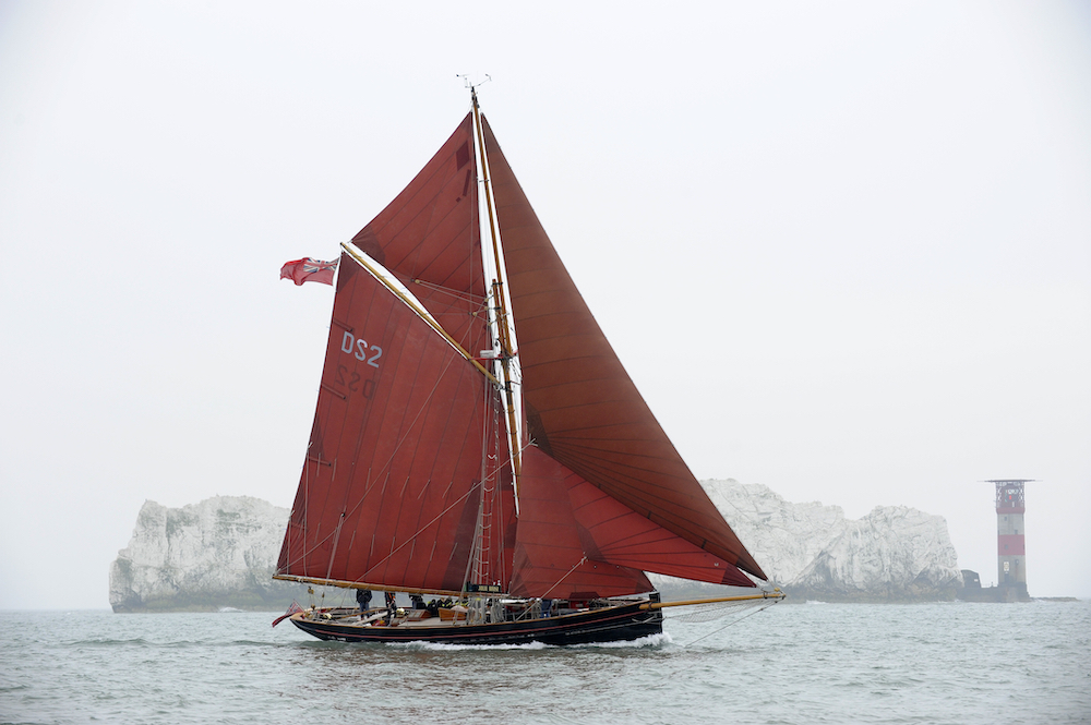 1913 Gaffellotsenkutter, Jolie Brise. Dreimalige Gewinnerin des Fastnet Ocean Race, zweimalige Gesamtsiegerin der Tall Ships Races. Jolie Brise gehört der Dauntsey's School und wird von ihr gewartet und gesegelt