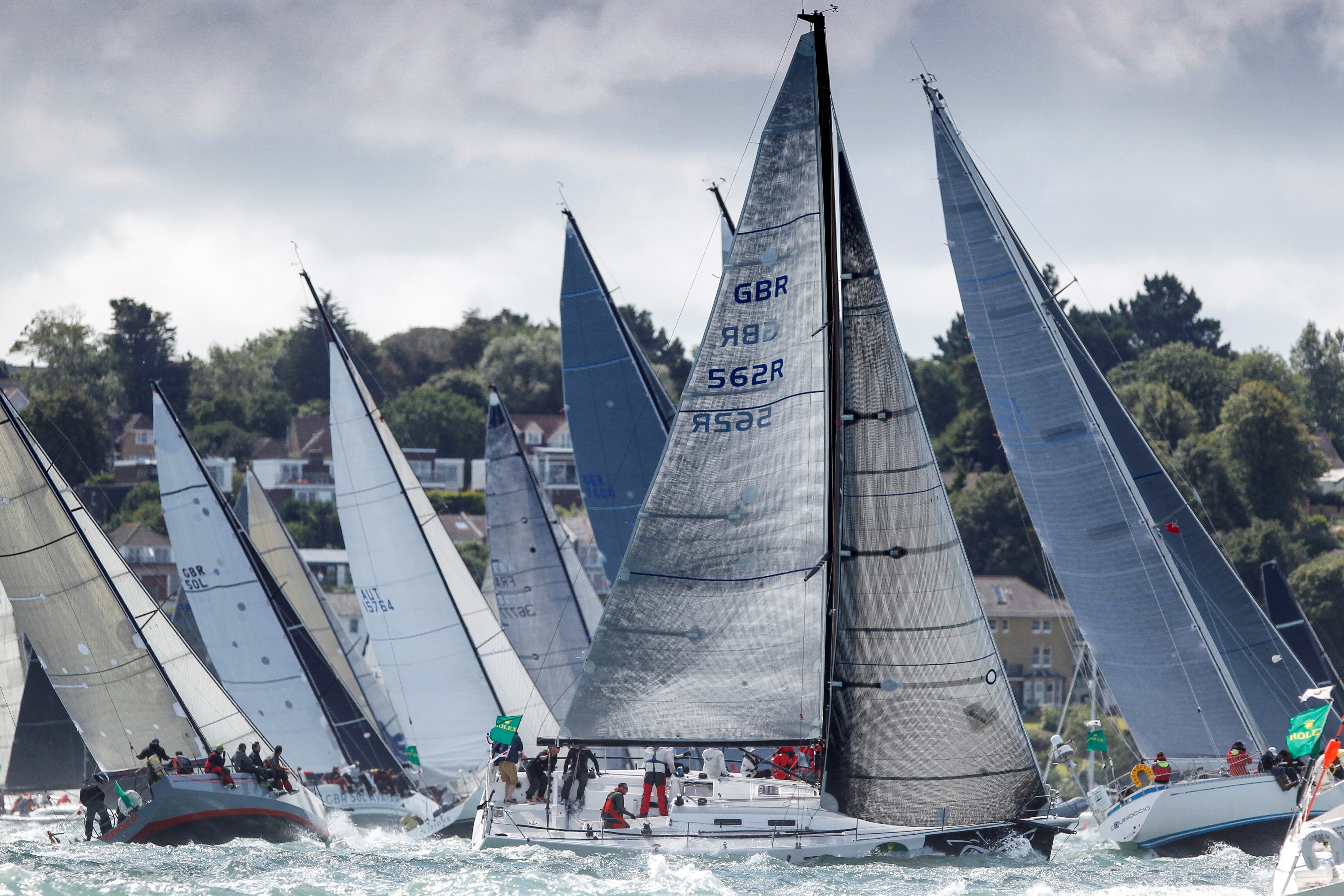 Toujours spectaculaire.  Des centaines de bateaux de toutes tailles quittent le Solent après le départ de Cowes, au Royaume-Uni © Paul Wyeth