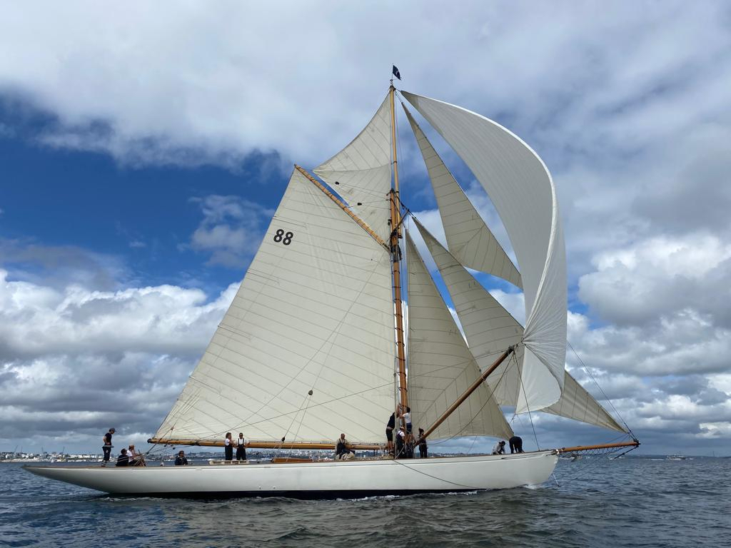 Le plus vieux bateau de cette édition est le plan Fife Moonbeam, mis à l'eau en 1903 © Benoit Couturier
